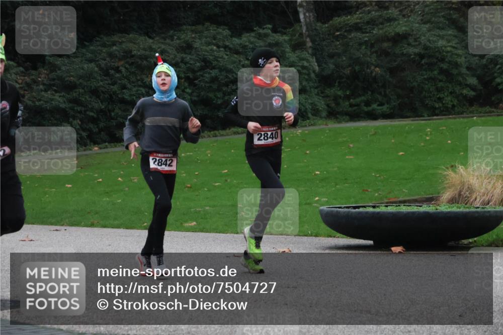 08.12.2024 - St. Pauli X-Mass-Run No. 14 Strokosch-Dieckow http://msf.ph/oto/7504727 08.12.2024 09:38:23 Laufen 2842, 2840 meine-sportfotos.de