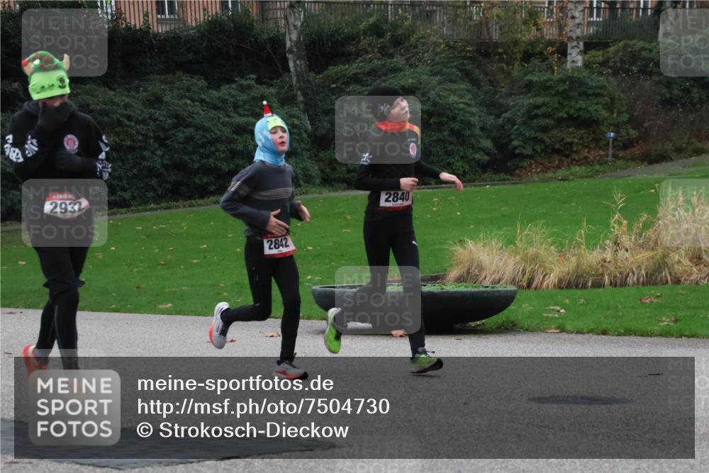 08.12.2024 - St. Pauli X-Mass-Run No. 14 Strokosch-Dieckow http://msf.ph/oto/7504730 08.12.2024 09:38:23 Laufen 2932, 2842, 2840 meine-sportfotos.de