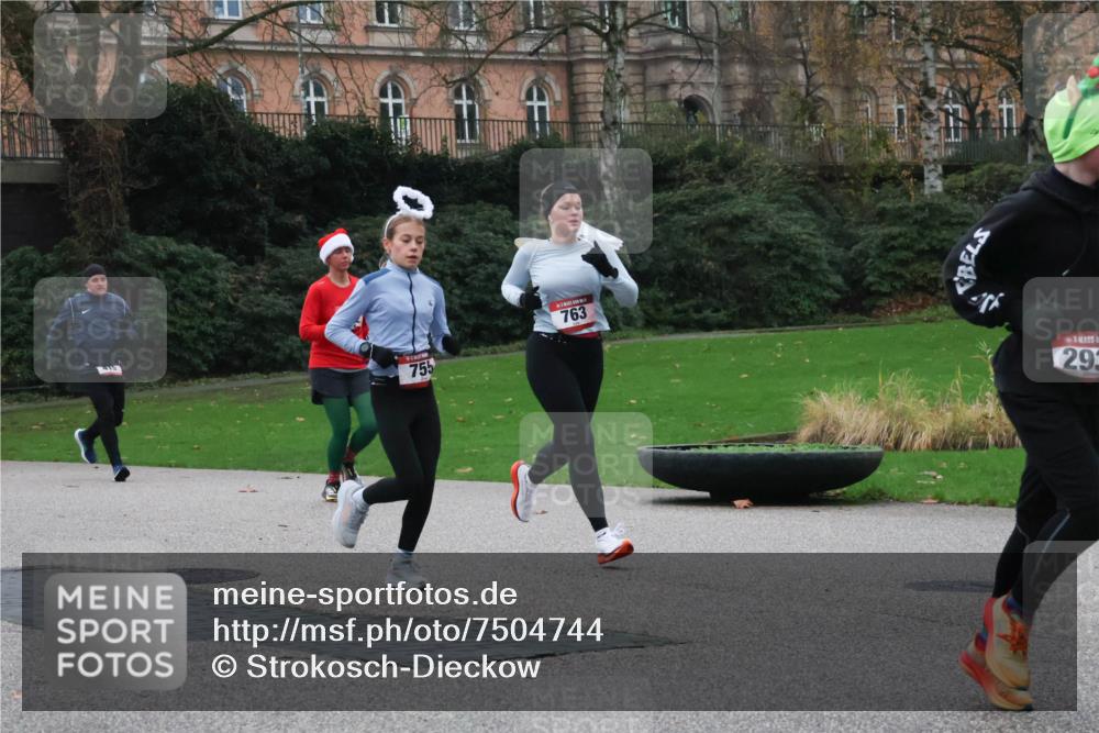 08.12.2024 - St. Pauli X-Mass-Run No. 14 Strokosch-Dieckow http://msf.ph/oto/7504744 08.12.2024 09:38:25 Laufen 755, 763, 293 meine-sportfotos.de