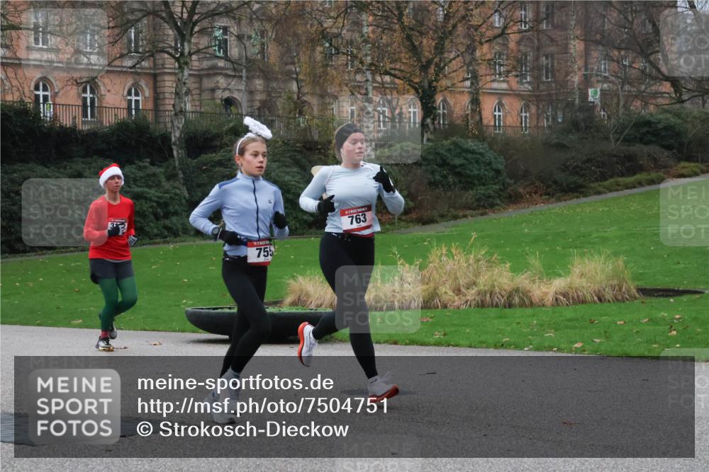 08.12.2024 - St. Pauli X-Mass-Run No. 14 Strokosch-Dieckow http://msf.ph/oto/7504751 08.12.2024 09:38:25 Laufen 755, 763 meine-sportfotos.de