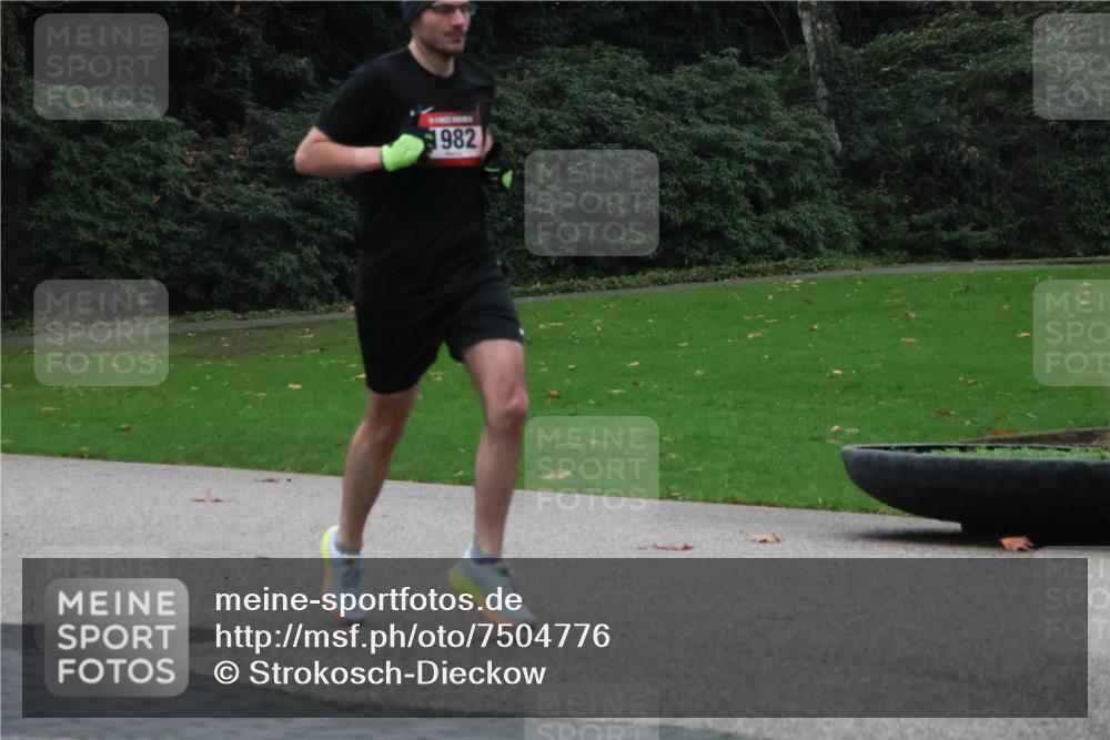 08.12.2024 - St. Pauli X-Mass-Run No. 14 Strokosch-Dieckow http://msf.ph/oto/7504776 08.12.2024 09:38:30 Laufen 1982 meine-sportfotos.de