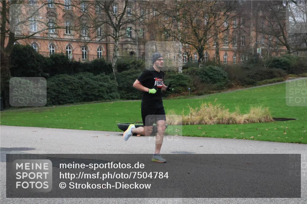 08.12.2024 - St. Pauli X-Mass-Run No. 14 Strokosch-Dieckow http://msf.ph/oto/7504784 08.12.2024 09:38:30 Laufen 1982 meine-sportfotos.de
