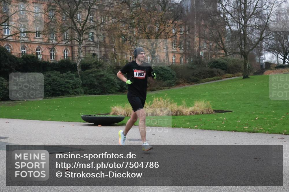 08.12.2024 - St. Pauli X-Mass-Run No. 14 Strokosch-Dieckow http://msf.ph/oto/7504786 08.12.2024 09:38:31 Laufen 1982 meine-sportfotos.de