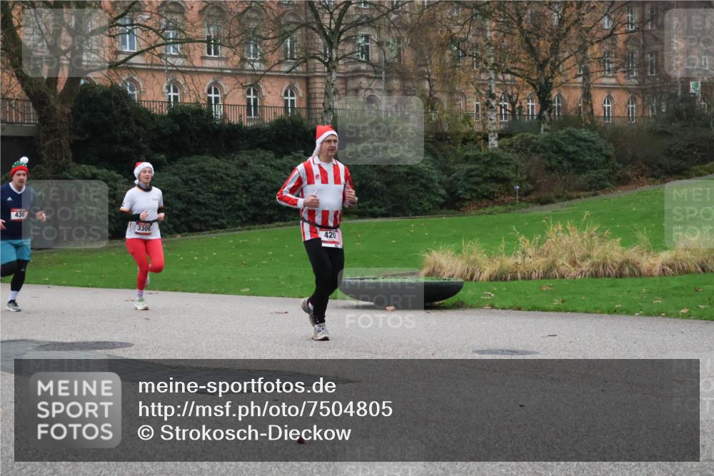 08.12.2024 - St. Pauli X-Mass-Run No. 14 Strokosch-Dieckow http://msf.ph/oto/7504805 08.12.2024 09:38:34 Laufen 438, 3300, 420 meine-sportfotos.de