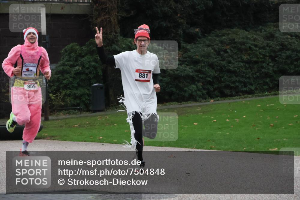 08.12.2024 - St. Pauli X-Mass-Run No. 14 Strokosch-Dieckow http://msf.ph/oto/7504848 08.12.2024 09:38:40 Laufen 881, 859 meine-sportfotos.de