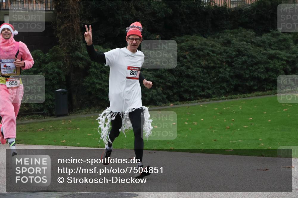 08.12.2024 - St. Pauli X-Mass-Run No. 14 Strokosch-Dieckow http://msf.ph/oto/7504851 08.12.2024 09:38:40 Laufen 859, 881 meine-sportfotos.de