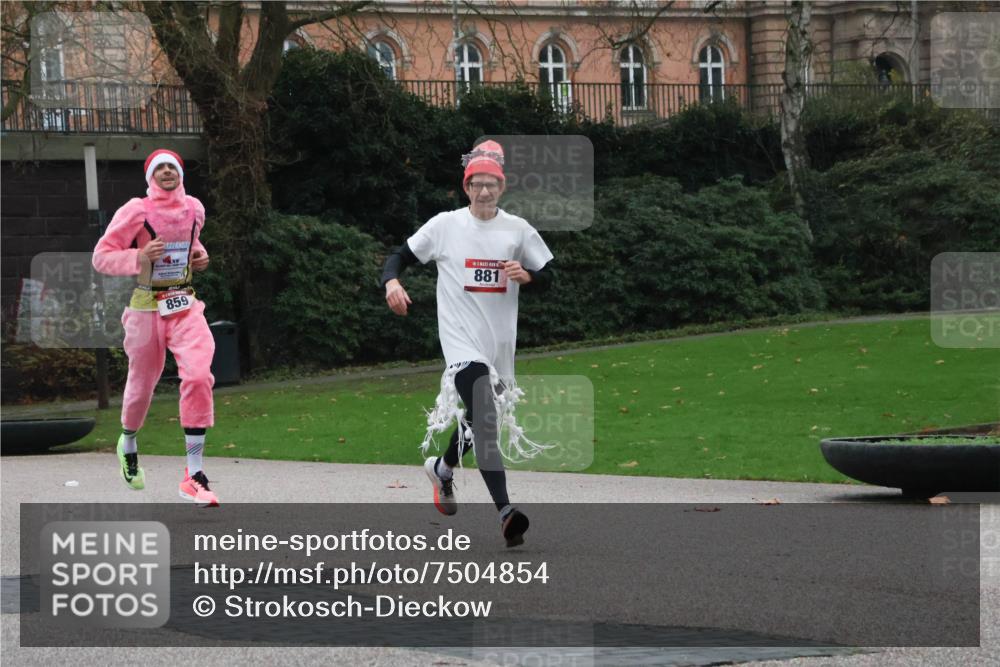 08.12.2024 - St. Pauli X-Mass-Run No. 14 Strokosch-Dieckow http://msf.ph/oto/7504854 08.12.2024 09:38:41 Laufen 859, 881 meine-sportfotos.de