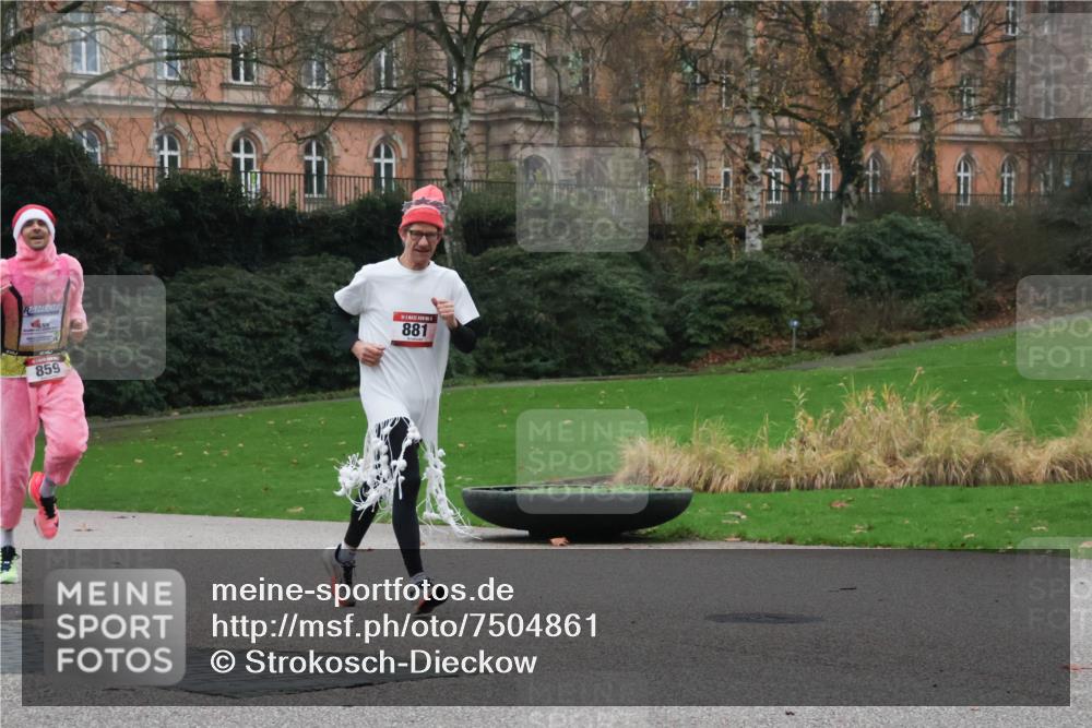 08.12.2024 - St. Pauli X-Mass-Run No. 14 Strokosch-Dieckow http://msf.ph/oto/7504861 08.12.2024 09:38:41 Laufen 859, 881 meine-sportfotos.de