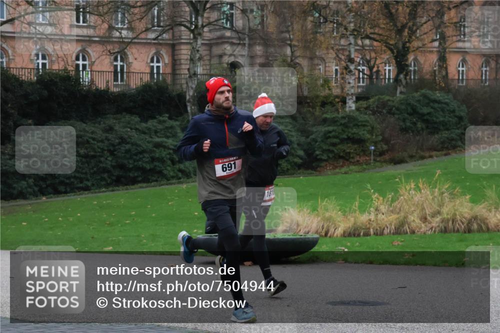 08.12.2024 - St. Pauli X-Mass-Run No. 14 Strokosch-Dieckow http://msf.ph/oto/7504944 08.12.2024 09:38:55 Laufen 691, 1818 meine-sportfotos.de