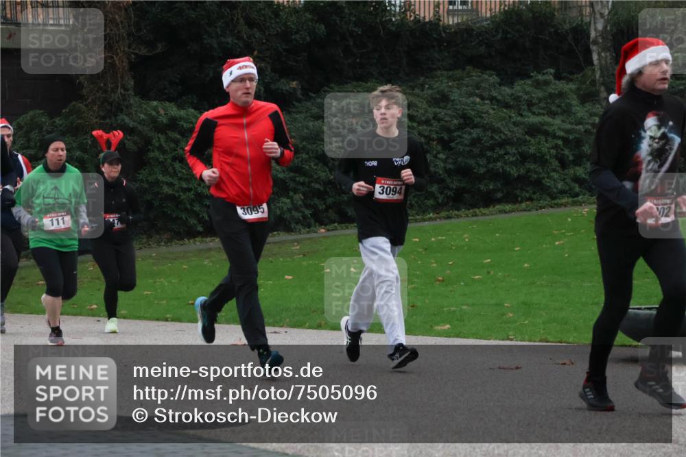 08.12.2024 - St. Pauli X-Mass-Run No. 14 Strokosch-Dieckow http://msf.ph/oto/7505096 08.12.2024 09:39:22 Laufen 49, 111, 3095, 3094, 02 meine-sportfotos.de