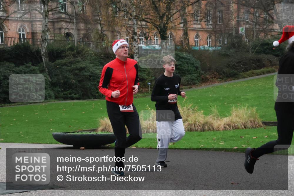 08.12.2024 - St. Pauli X-Mass-Run No. 14 Strokosch-Dieckow http://msf.ph/oto/7505113 08.12.2024 09:39:24 Laufen 49, 3095 meine-sportfotos.de