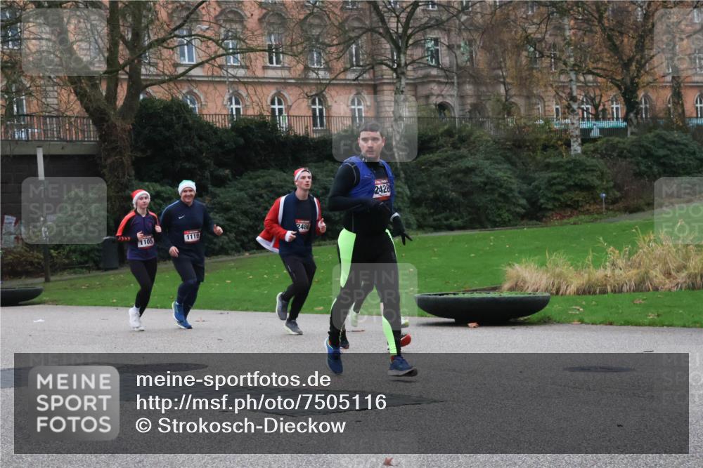 08.12.2024 - St. Pauli X-Mass-Run No. 14 Strokosch-Dieckow http://msf.ph/oto/7505116 08.12.2024 09:39:25 Laufen 105, 1119, 2480, 2428 meine-sportfotos.de