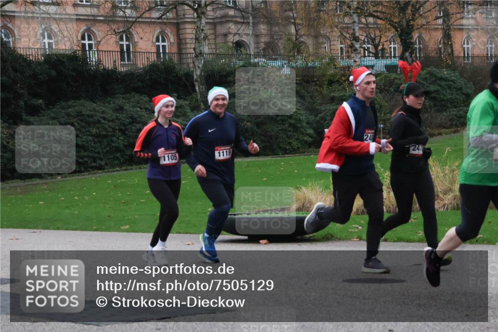 08.12.2024 - St. Pauli X-Mass-Run No. 14 Strokosch-Dieckow http://msf.ph/oto/7505129 08.12.2024 09:39:26 Laufen 1105, 1119, 24, 247 meine-sportfotos.de