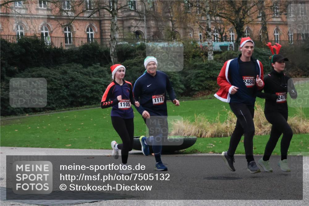08.12.2024 - St. Pauli X-Mass-Run No. 14 Strokosch-Dieckow http://msf.ph/oto/7505132 08.12.2024 09:39:26 Laufen 1105, 1119, 2480, 2478 meine-sportfotos.de