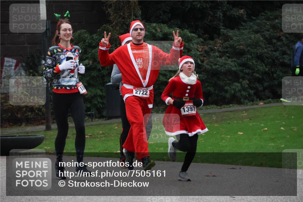 08.12.2024 - St. Pauli X-Mass-Run No. 14 Strokosch-Dieckow http://msf.ph/oto/7505161 08.12.2024 09:39:32 Laufen 18, 717, 2722, 1397 meine-sportfotos.de