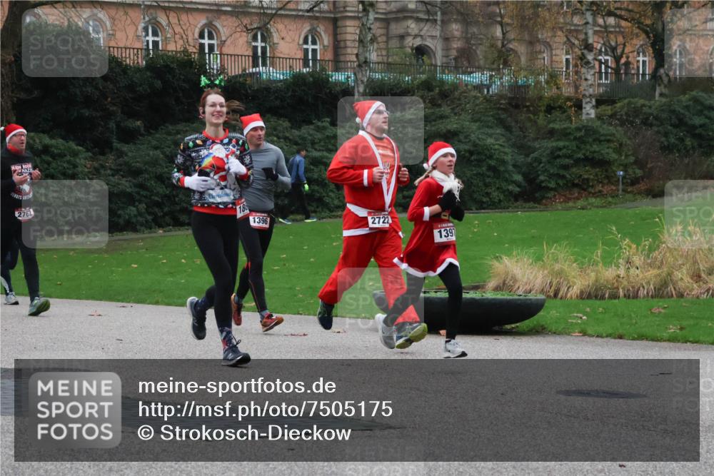 08.12.2024 - St. Pauli X-Mass-Run No. 14 Strokosch-Dieckow http://msf.ph/oto/7505175 08.12.2024 09:39:34 Laufen 2762, 18, 1396, 2722, 1397 meine-sportfotos.de