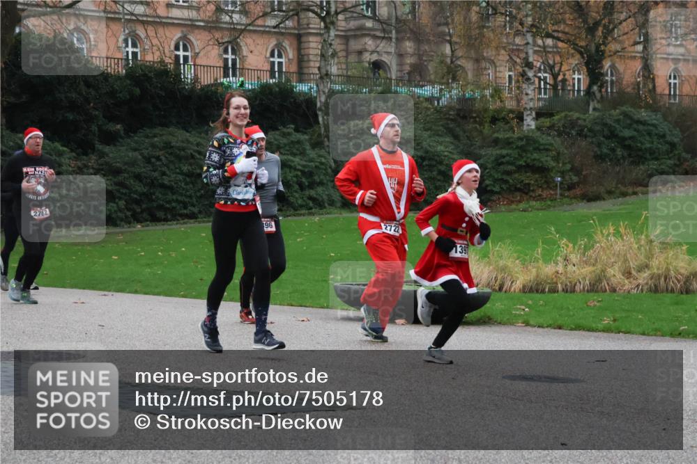 08.12.2024 - St. Pauli X-Mass-Run No. 14 Strokosch-Dieckow http://msf.ph/oto/7505178 08.12.2024 09:39:34 Laufen 2762, 96, 2722, 39 meine-sportfotos.de