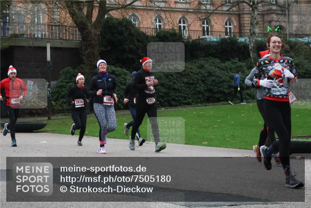08.12.2024 - St. Pauli X-Mass-Run No. 14 Strokosch-Dieckow http://msf.ph/oto/7505180 08.12.2024 09:39:35 Laufen 1852, 2839, 100, 2762, 186 meine-sportfotos.de