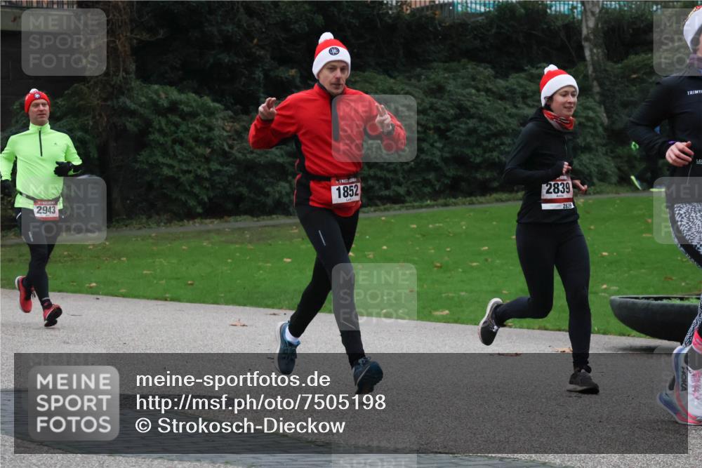 08.12.2024 - St. Pauli X-Mass-Run No. 14 Strokosch-Dieckow http://msf.ph/oto/7505198 08.12.2024 09:39:37 Laufen 2943, 1, 1852, 2839, 2839 meine-sportfotos.de