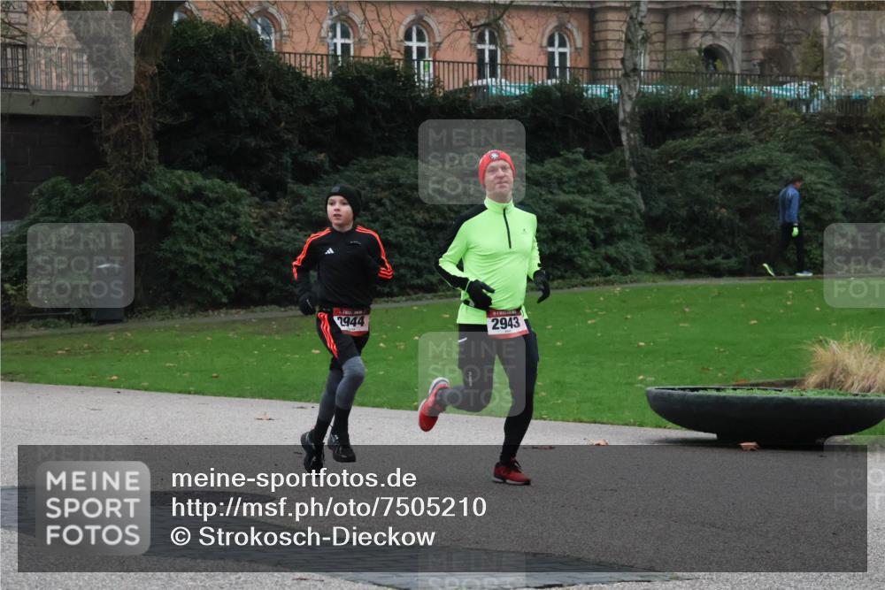 08.12.2024 - St. Pauli X-Mass-Run No. 14 Strokosch-Dieckow http://msf.ph/oto/7505210 08.12.2024 09:39:38 Laufen 2944, 2943 meine-sportfotos.de