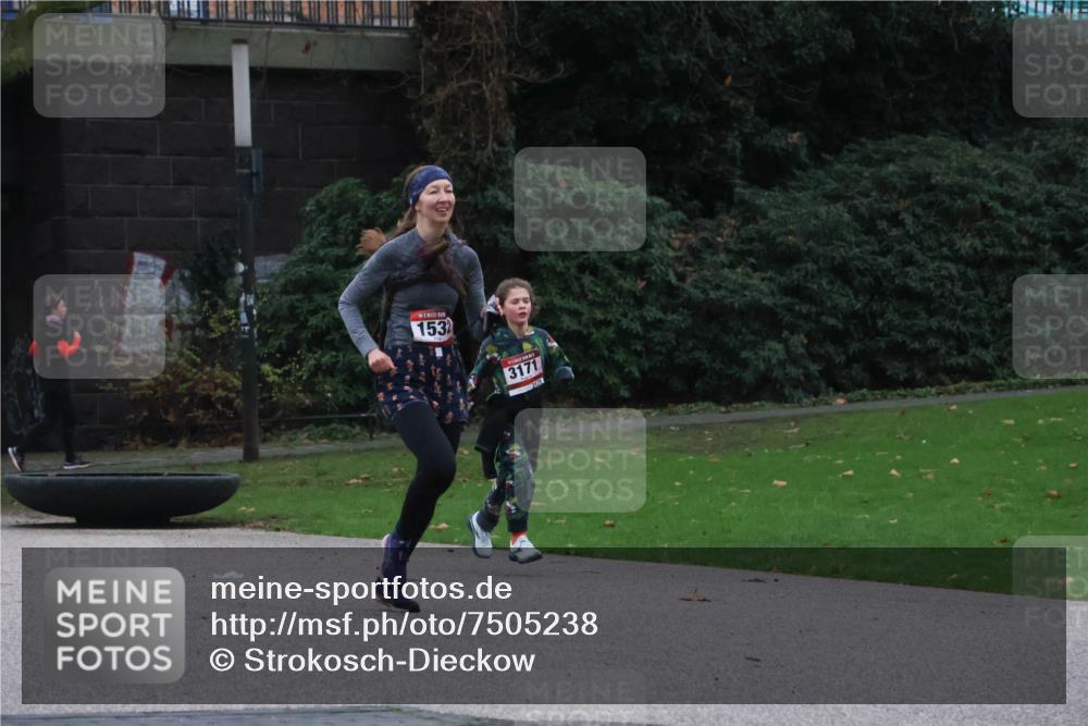 08.12.2024 - St. Pauli X-Mass-Run No. 14 Strokosch-Dieckow http://msf.ph/oto/7505238 08.12.2024 09:39:43 Laufen 153, 3171 meine-sportfotos.de