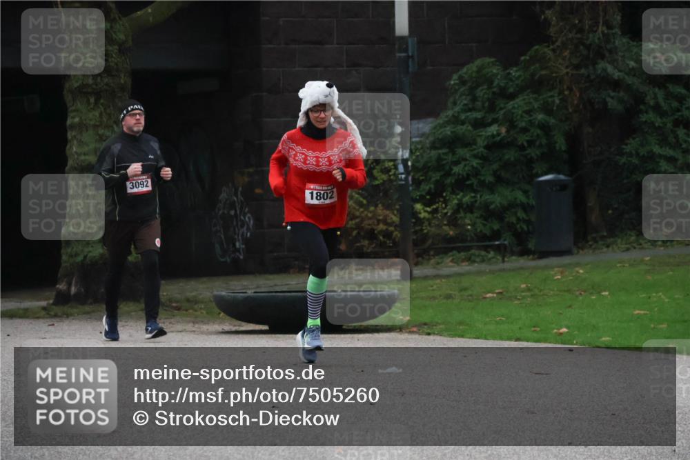 08.12.2024 - St. Pauli X-Mass-Run No. 14 Strokosch-Dieckow http://msf.ph/oto/7505260 08.12.2024 09:39:48 Laufen 3092, 1802 meine-sportfotos.de
