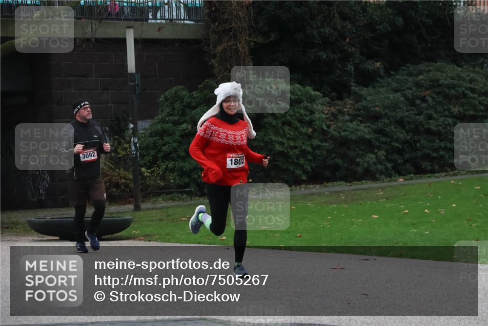08.12.2024 - St. Pauli X-Mass-Run No. 14 Strokosch-Dieckow http://msf.ph/oto/7505267 08.12.2024 09:39:49 Laufen 3092, 1802 meine-sportfotos.de