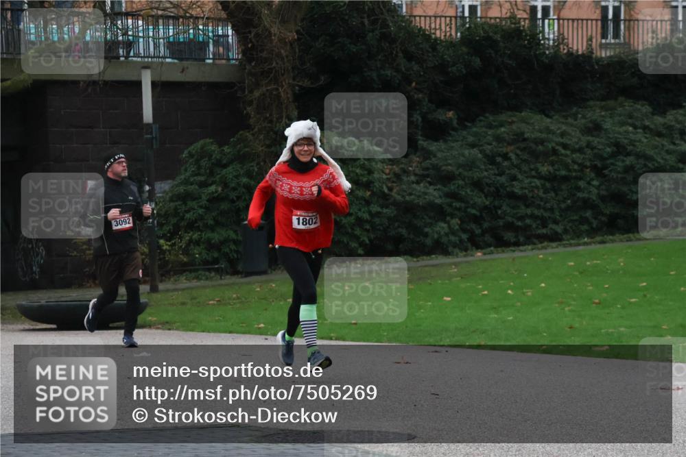 08.12.2024 - St. Pauli X-Mass-Run No. 14 Strokosch-Dieckow http://msf.ph/oto/7505269 08.12.2024 09:39:49 Laufen 3092, 1802 meine-sportfotos.de