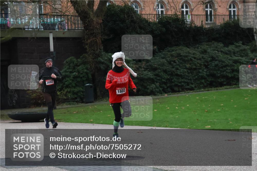 08.12.2024 - St. Pauli X-Mass-Run No. 14 Strokosch-Dieckow http://msf.ph/oto/7505272 08.12.2024 09:39:49 Laufen 3092, 1802 meine-sportfotos.de