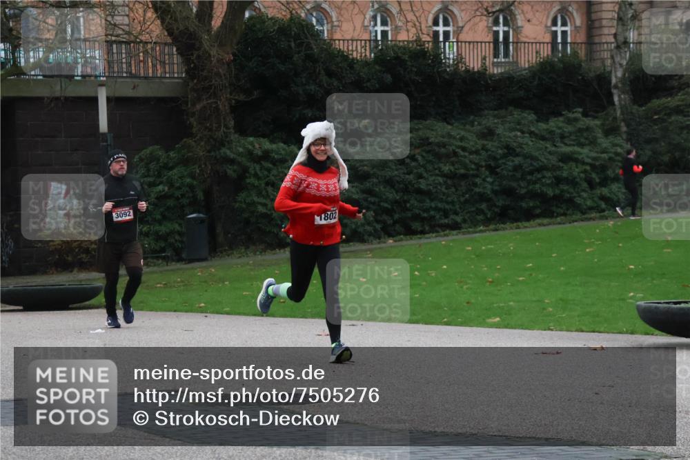 08.12.2024 - St. Pauli X-Mass-Run No. 14 Strokosch-Dieckow http://msf.ph/oto/7505276 08.12.2024 09:39:50 Laufen 3092, 1802 meine-sportfotos.de