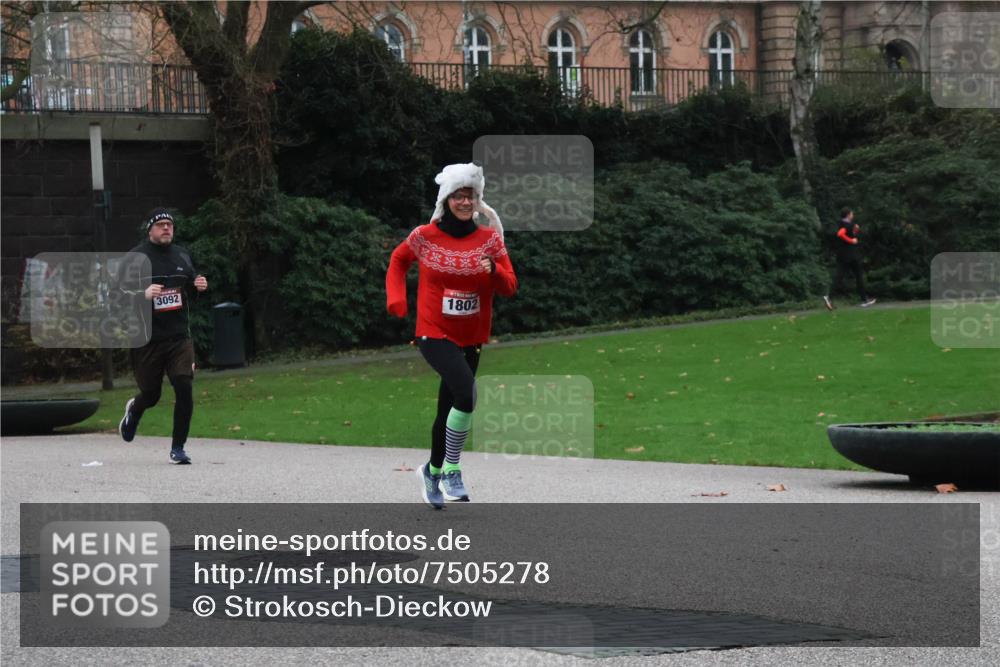 08.12.2024 - St. Pauli X-Mass-Run No. 14 Strokosch-Dieckow http://msf.ph/oto/7505278 08.12.2024 09:39:50 Laufen 3092, 1802 meine-sportfotos.de