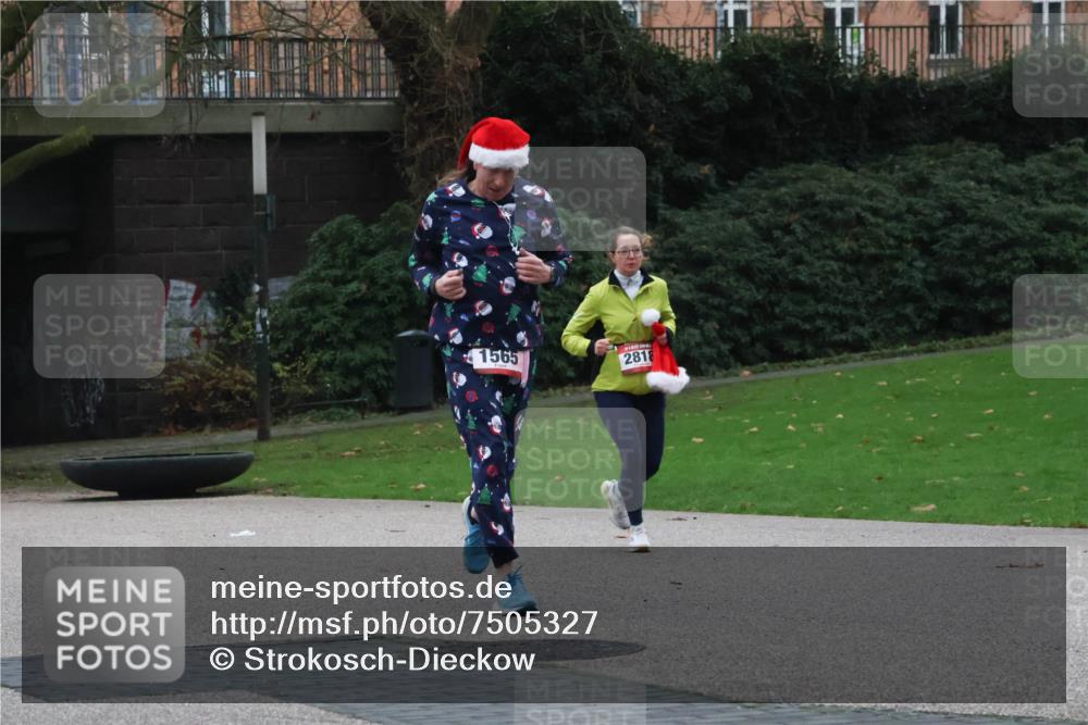 08.12.2024 - St. Pauli X-Mass-Run No. 14 Strokosch-Dieckow http://msf.ph/oto/7505327 08.12.2024 09:40:00 Laufen 1565, 2818 meine-sportfotos.de