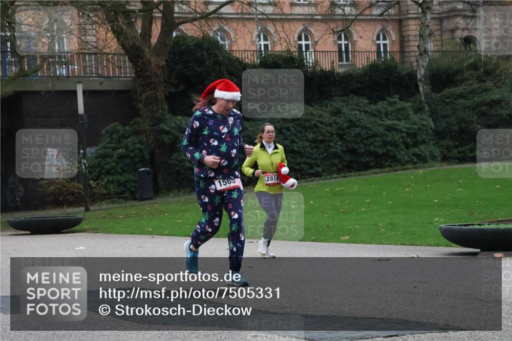 08.12.2024 - St. Pauli X-Mass-Run No. 14 Strokosch-Dieckow http://msf.ph/oto/7505331 08.12.2024 09:40:00 Laufen 1565, 2818 meine-sportfotos.de