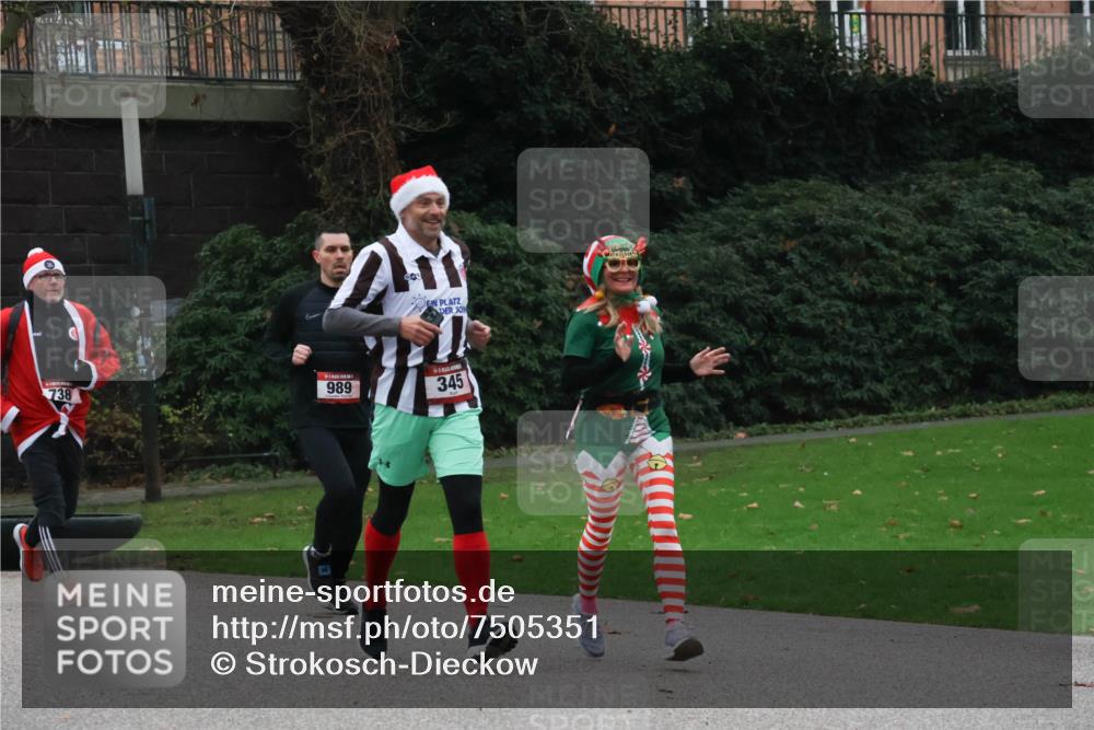 08.12.2024 - St. Pauli X-Mass-Run No. 14 Strokosch-Dieckow http://msf.ph/oto/7505351 08.12.2024 09:40:04 Laufen 738, 11, 989, 345 meine-sportfotos.de