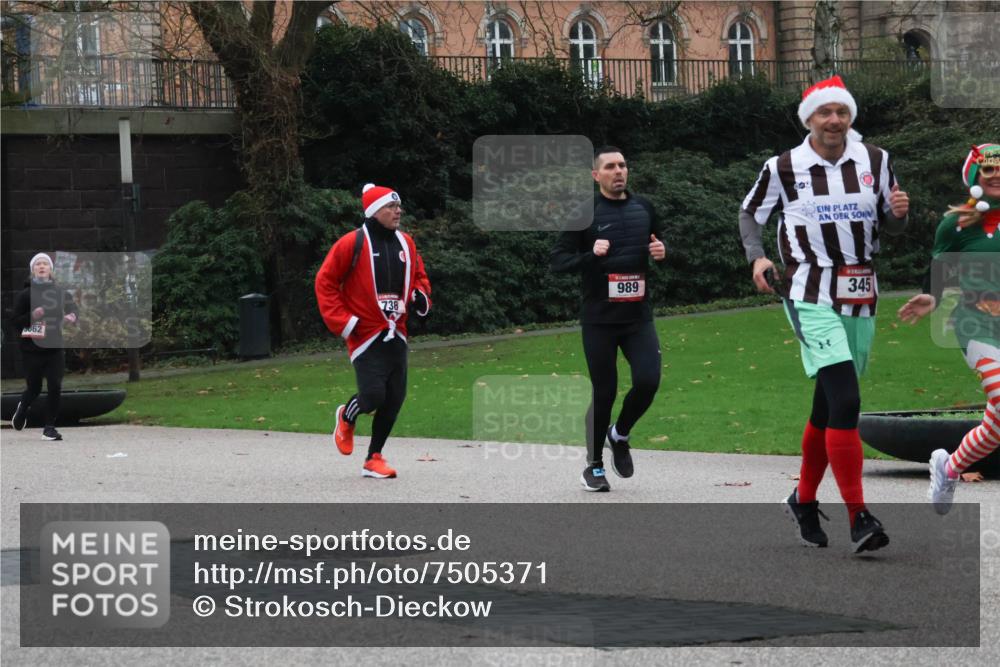 08.12.2024 - St. Pauli X-Mass-Run No. 14 Strokosch-Dieckow http://msf.ph/oto/7505371 08.12.2024 09:40:06 Laufen 738, 5062, 989, 345 meine-sportfotos.de