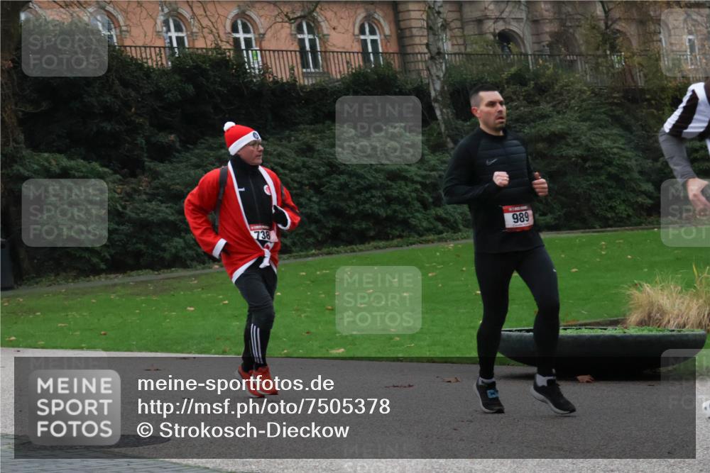 08.12.2024 - St. Pauli X-Mass-Run No. 14 Strokosch-Dieckow http://msf.ph/oto/7505378 08.12.2024 09:40:07 Laufen 738, 989 meine-sportfotos.de