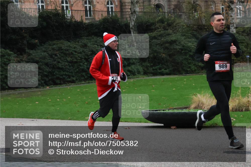 08.12.2024 - St. Pauli X-Mass-Run No. 14 Strokosch-Dieckow http://msf.ph/oto/7505382 08.12.2024 09:40:07 Laufen 738, 989 meine-sportfotos.de