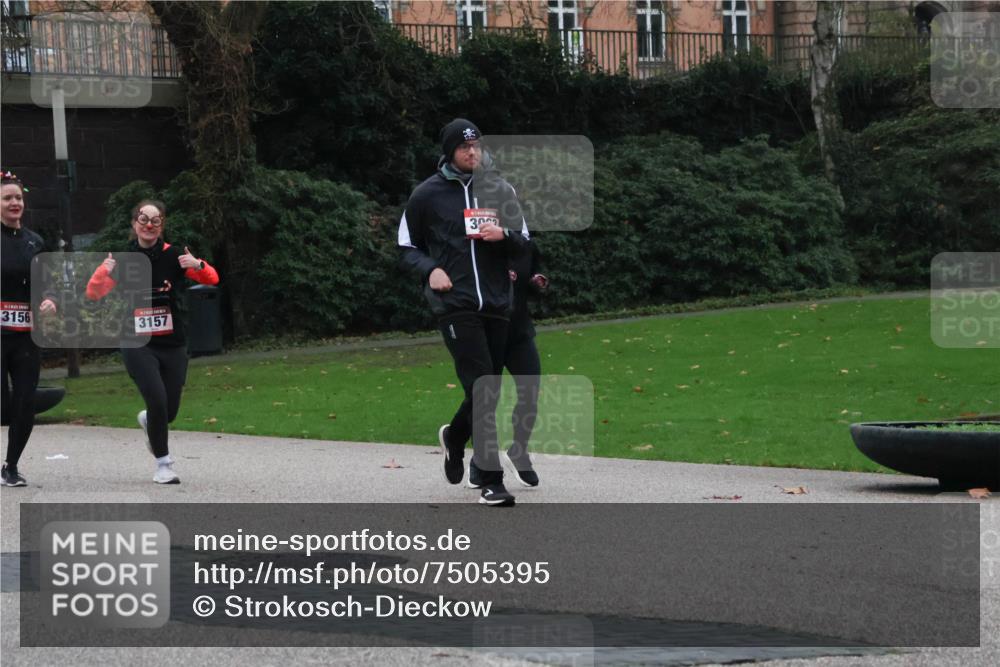 08.12.2024 - St. Pauli X-Mass-Run No. 14 Strokosch-Dieckow http://msf.ph/oto/7505395 08.12.2024 09:40:09 Laufen 3156, 3157, 30 meine-sportfotos.de