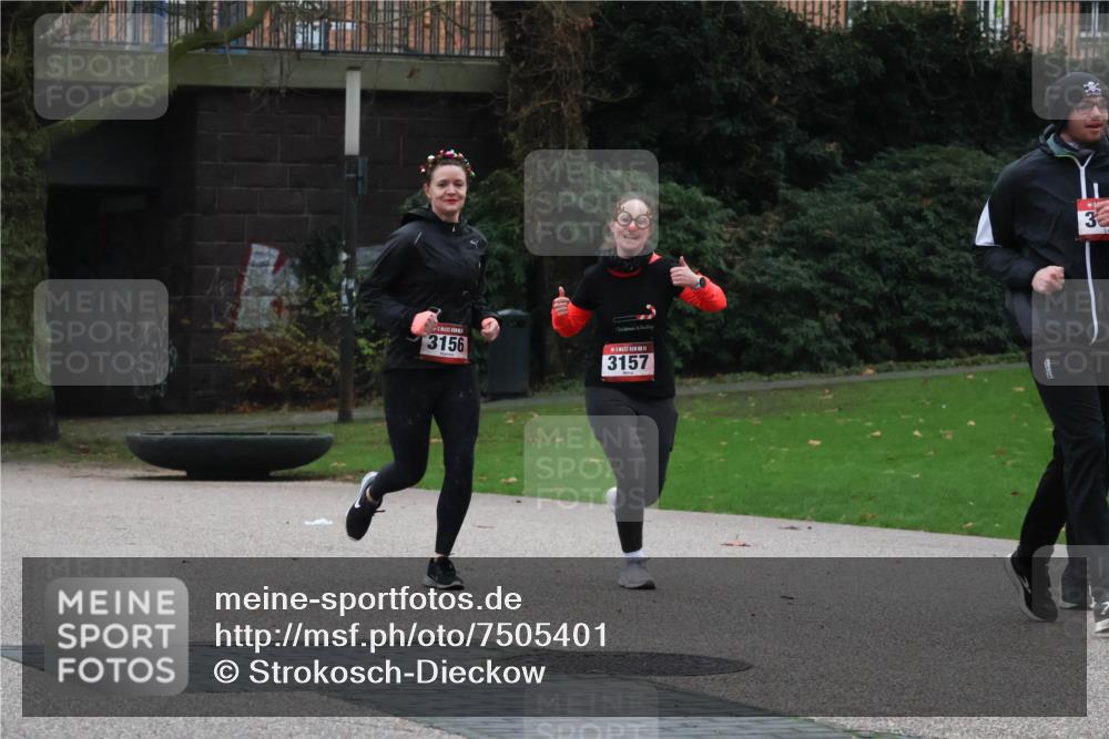 08.12.2024 - St. Pauli X-Mass-Run No. 14 Strokosch-Dieckow http://msf.ph/oto/7505401 08.12.2024 09:40:10 Laufen 3156, 3157, 3 meine-sportfotos.de
