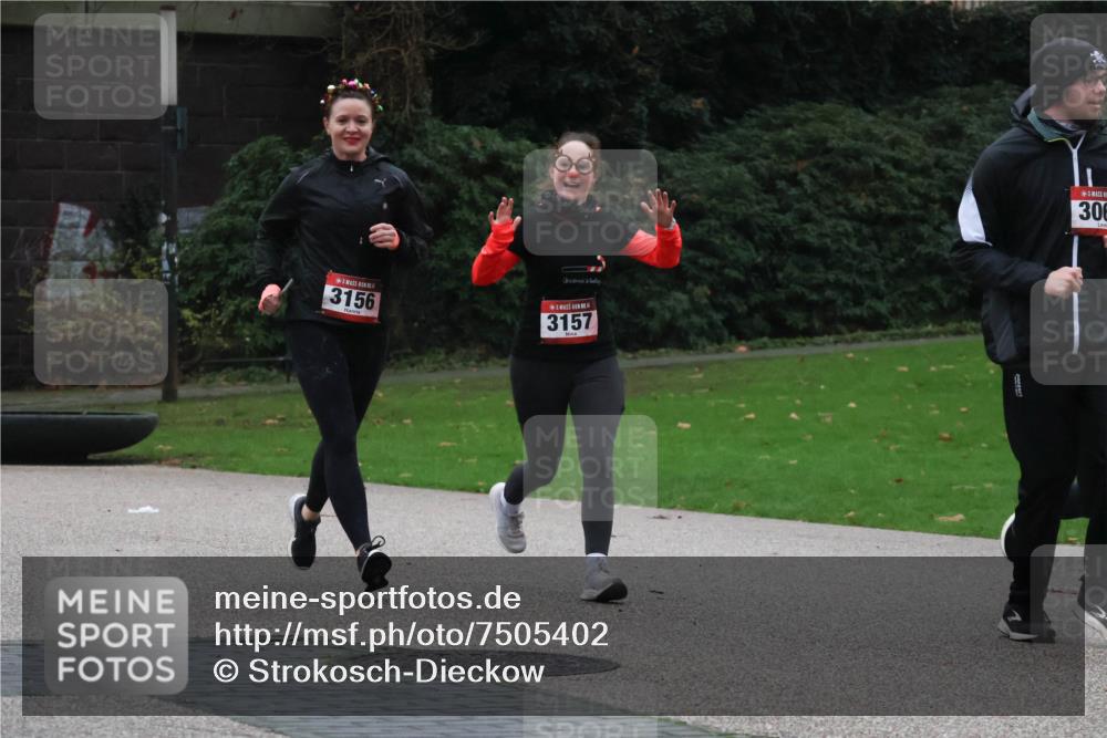 08.12.2024 - St. Pauli X-Mass-Run No. 14 Strokosch-Dieckow http://msf.ph/oto/7505402 08.12.2024 09:40:10 Laufen 3156, 3157, 306 meine-sportfotos.de