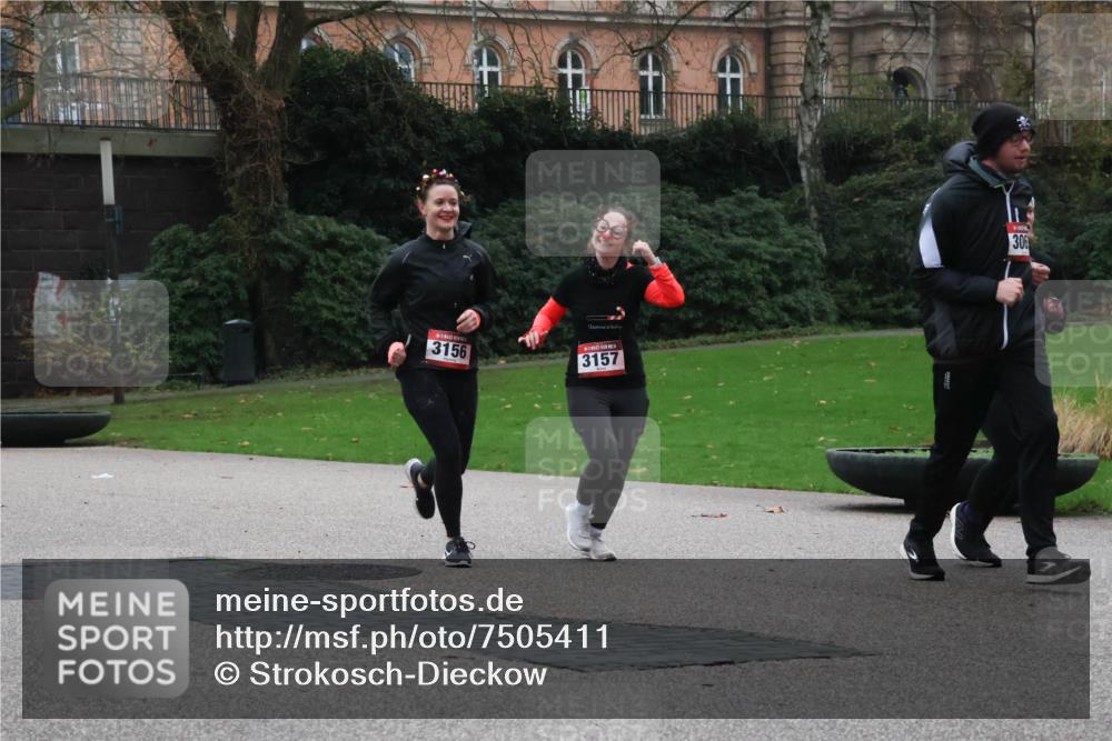 08.12.2024 - St. Pauli X-Mass-Run No. 14 Strokosch-Dieckow http://msf.ph/oto/7505411 08.12.2024 09:40:11 Laufen 3156, 3157, 306 meine-sportfotos.de