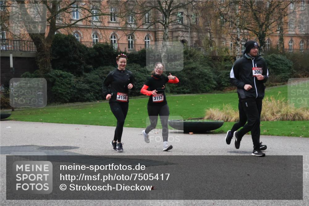 08.12.2024 - St. Pauli X-Mass-Run No. 14 Strokosch-Dieckow http://msf.ph/oto/7505417 08.12.2024 09:40:12 Laufen 3156, 3157, 3063 meine-sportfotos.de