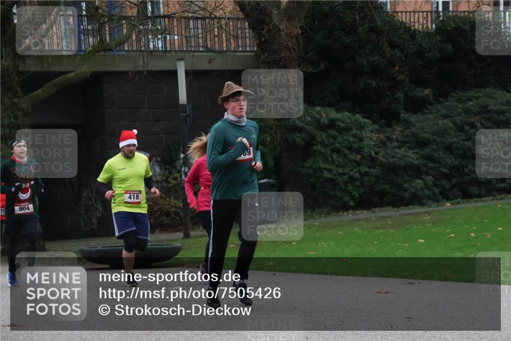 08.12.2024 - St. Pauli X-Mass-Run No. 14 Strokosch-Dieckow http://msf.ph/oto/7505426 08.12.2024 09:40:15 Laufen 79, 904, 418, 60 meine-sportfotos.de