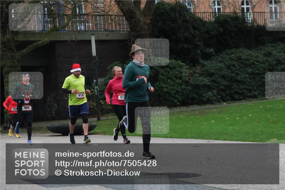 08.12.2024 - St. Pauli X-Mass-Run No. 14 Strokosch-Dieckow http://msf.ph/oto/7505428 08.12.2024 09:40:15 Laufen 791, 904, 418, 512 meine-sportfotos.de
