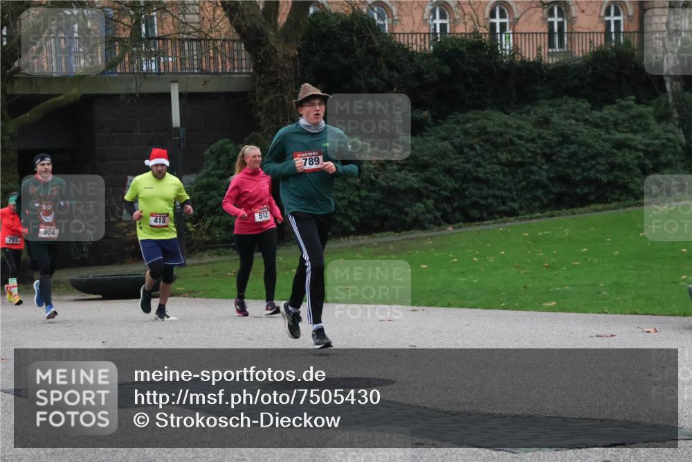 08.12.2024 - St. Pauli X-Mass-Run No. 14 Strokosch-Dieckow http://msf.ph/oto/7505430 08.12.2024 09:40:16 Laufen 791, 904, 418, 512, 789 meine-sportfotos.de