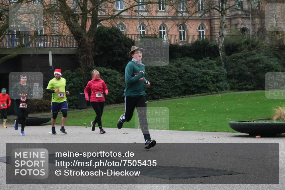 08.12.2024 - St. Pauli X-Mass-Run No. 14 Strokosch-Dieckow http://msf.ph/oto/7505435 08.12.2024 09:40:16 Laufen 791, 904, 418, 512 meine-sportfotos.de