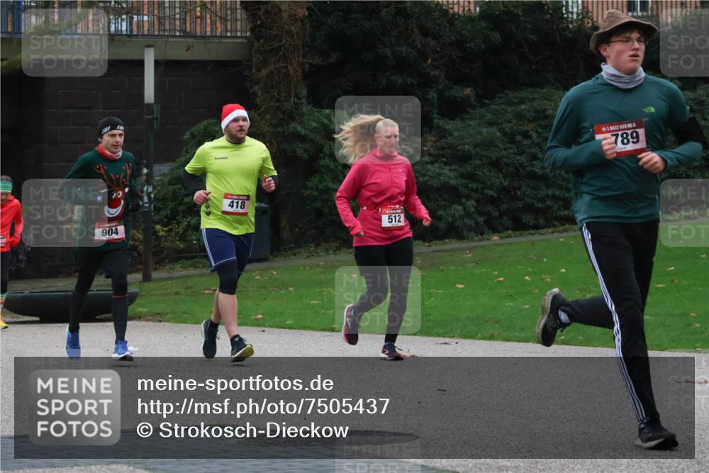 08.12.2024 - St. Pauli X-Mass-Run No. 14 Strokosch-Dieckow http://msf.ph/oto/7505437 08.12.2024 09:40:16 Laufen 418, 904, 512, 789 meine-sportfotos.de