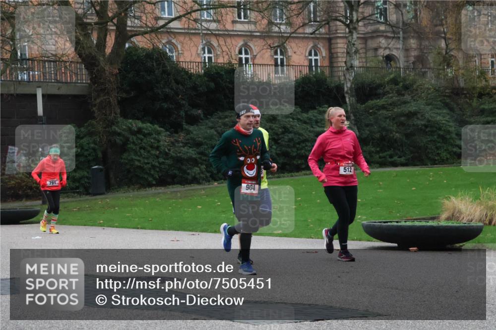 08.12.2024 - St. Pauli X-Mass-Run No. 14 Strokosch-Dieckow http://msf.ph/oto/7505451 08.12.2024 09:40:18 Laufen 791, 904, 512 meine-sportfotos.de
