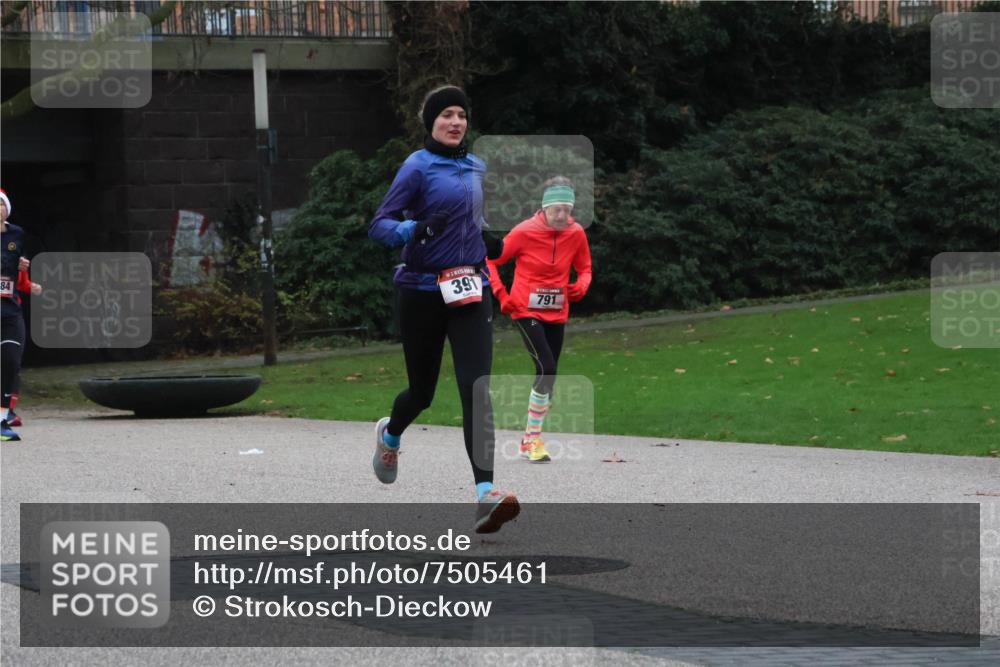08.12.2024 - St. Pauli X-Mass-Run No. 14 Strokosch-Dieckow http://msf.ph/oto/7505461 08.12.2024 09:40:20 Laufen 84, 391, 791 meine-sportfotos.de