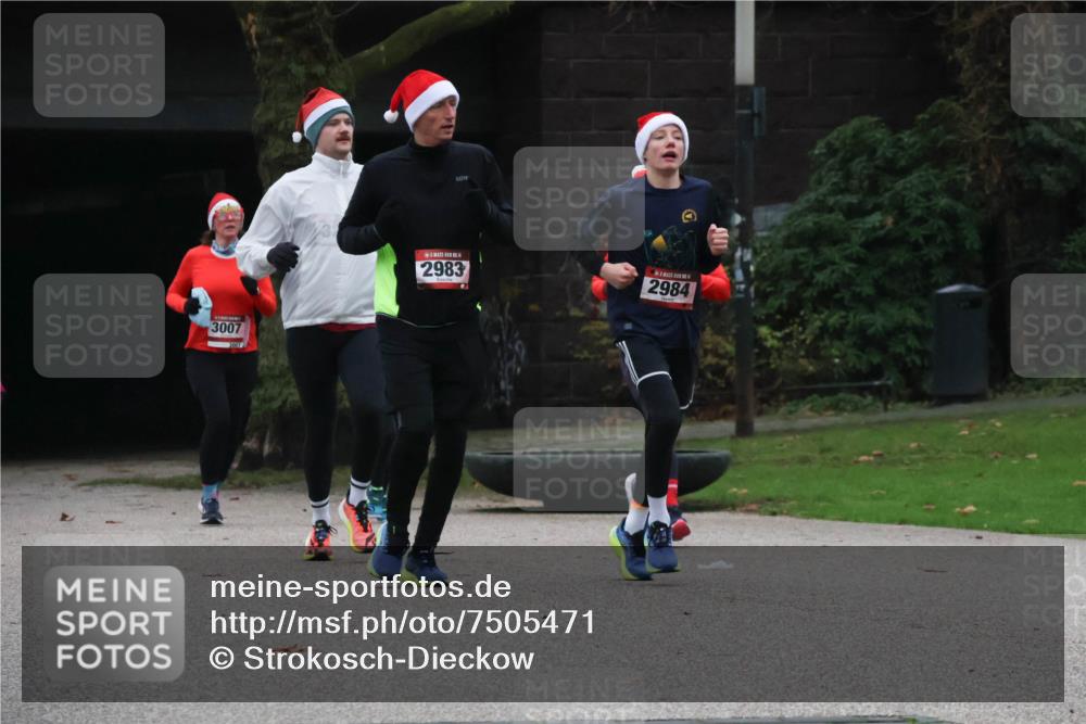 08.12.2024 - St. Pauli X-Mass-Run No. 14 Strokosch-Dieckow http://msf.ph/oto/7505471 08.12.2024 09:40:21 Laufen 3007, 2983, 2984 meine-sportfotos.de